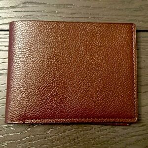 Men’s bi fold brown wallet. Holds credit cards and drivers license window